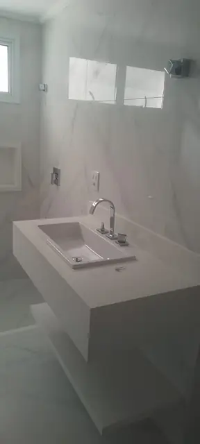Acabamentos internos e banheiros em porcelanato