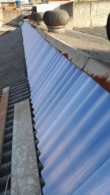 Troca de telhas e calha em cobertura comercial