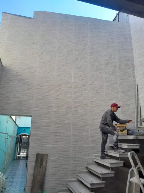 Revestimento de fachada e escada em porcelanato