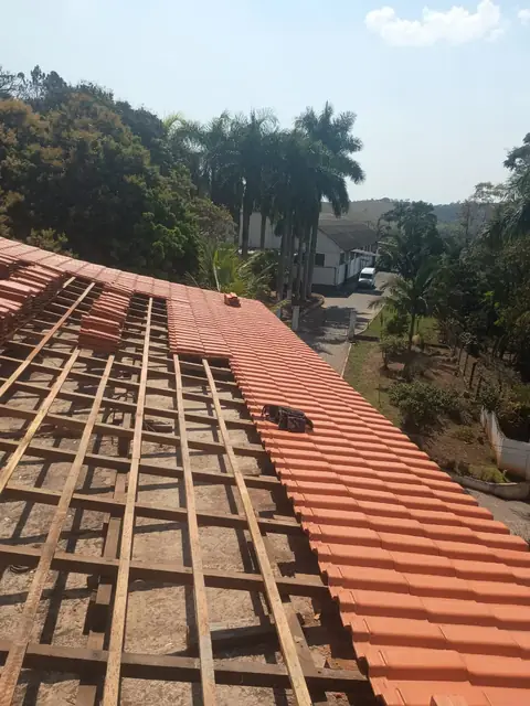 Telhado cerâmico em residência de chácara