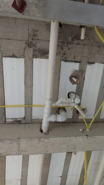 Instalações hidráulicas e elétricas em obra predial