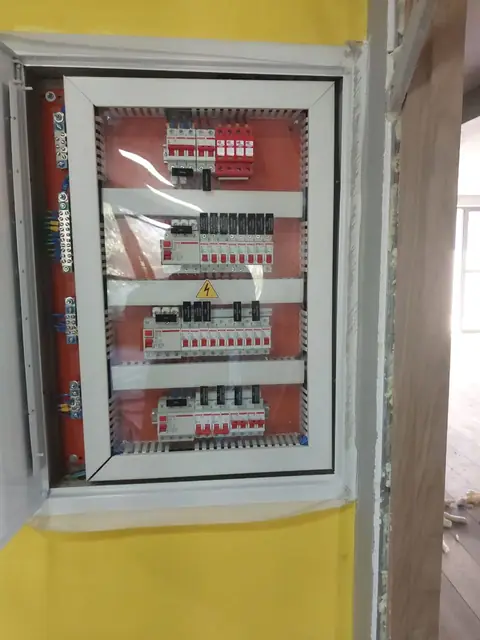 Montagem de quadros de distribuição prediais
